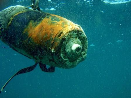 1000 pounder being recovered by British Royal Navy Clearance divers - photo courtesy of http://rndivers.multiply.com/